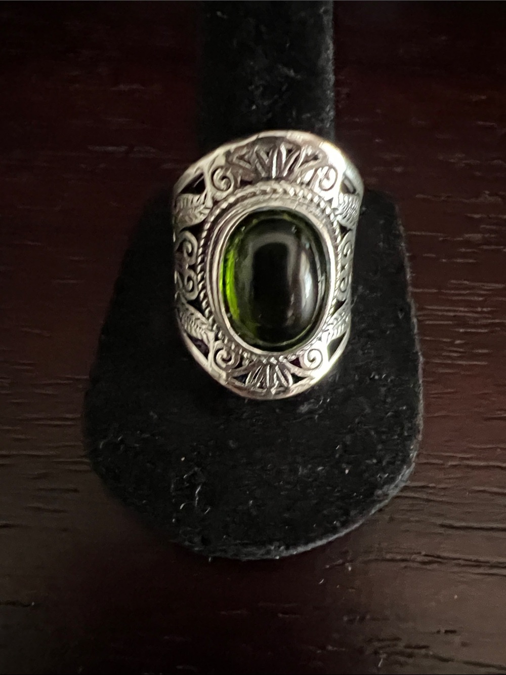 Ornate Silver-Tone Ring with Deep Green Oval Stone